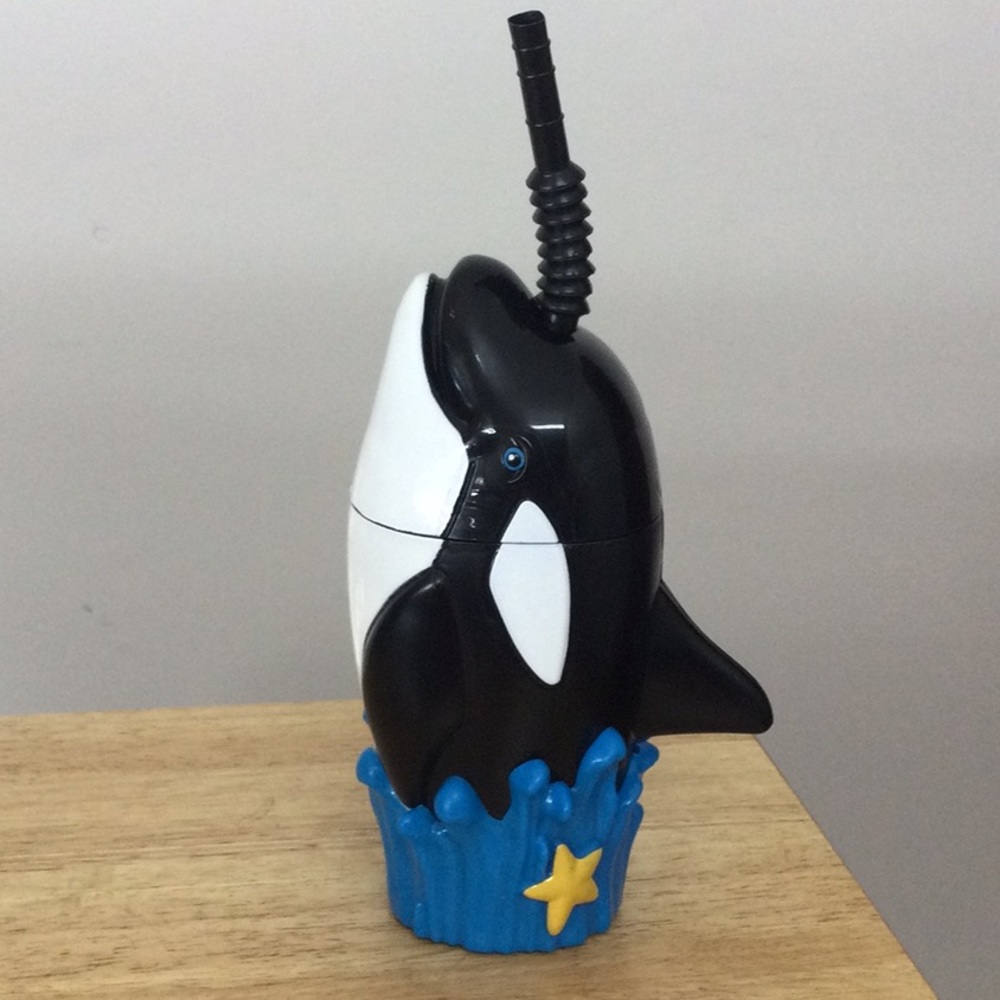 🌞 Dolphin shaped plastic collectible cup with screw on lid & reusable straw
